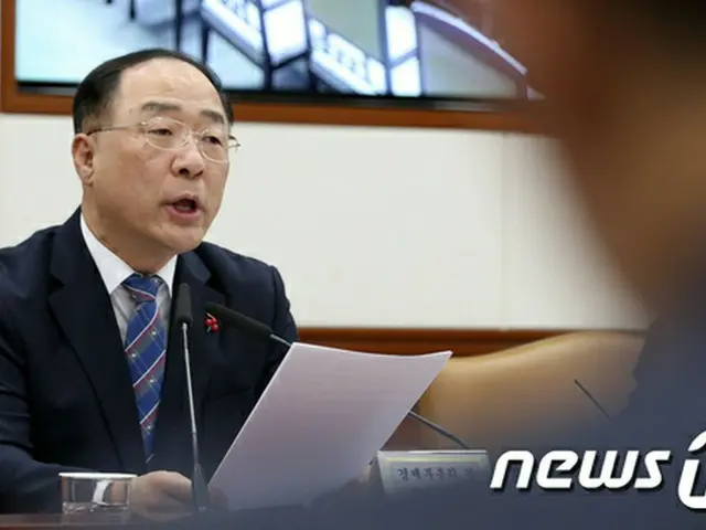 韓国の洪楠基（ホン・ナムギ）経済副首相兼企画財政部長官は4日、韓国の経済状況と関連し「ことし特に難しいことを認めざるを得ない」と述べた。（提供:news1）