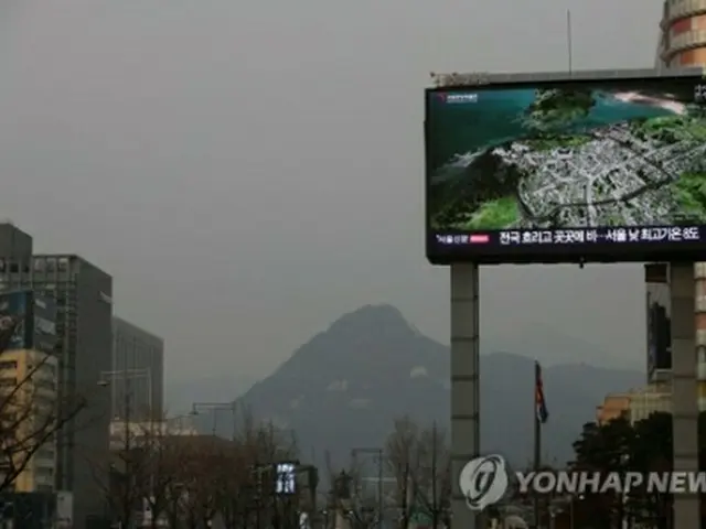 ９日午後のソウル市内の様子。ＰＭにより山がかすんで見える＝（聯合ニュース）