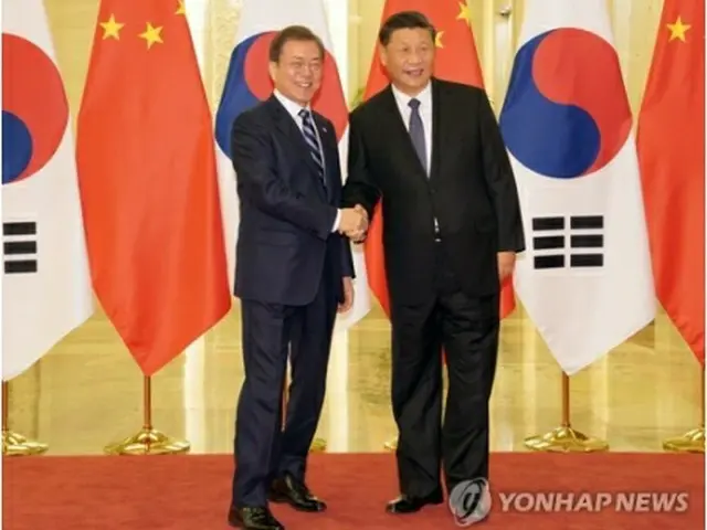 23日、北京で会談した文大統領（左）と習主席（資料写真）＝（聯合ニュース）