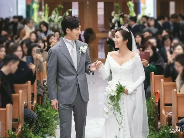 28日に結婚式を挙げた俳優イ・ワンとプロゴルファーのイ・ボミ。（提供:OSEN）