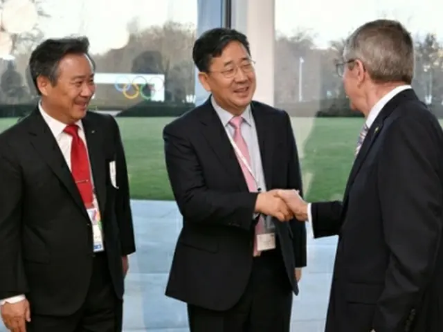 韓国の朴良雨・文化体育観光部長官（中央）と握手するＩＯＣのバッハ会長（ＩＯＣ提供）=（聯合ニュース）