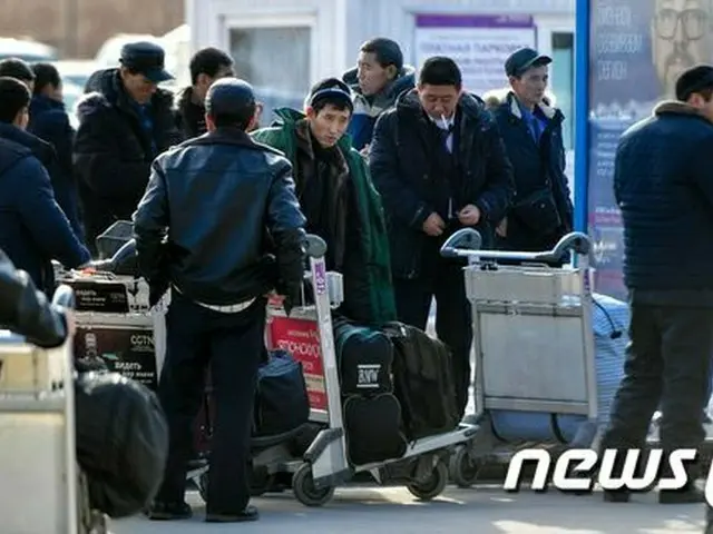 北朝鮮労働者たちが昨年12月22日、ロシアの空港で平壌行きの飛行機の搭乗を待っている（提供:news1）