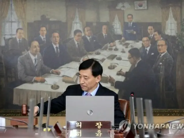 委員会を進行する李柱烈（イ・ジュヨル）韓国銀行総裁=17日、ソウル（聯合ニュース）
