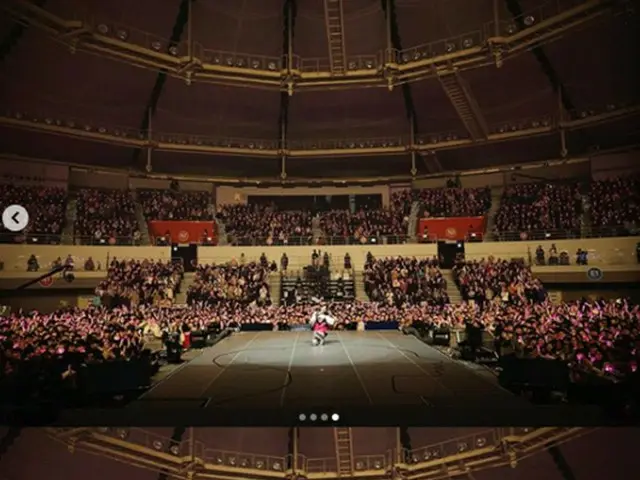 テヨン（少女時代）、コンサートでファンと認証ショット…1万5千人動員（提供:OSEN）