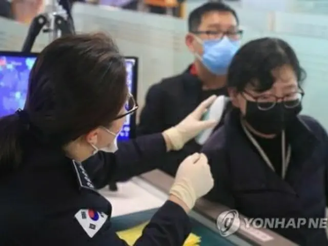 済州国際空港で空港関係者が中国・南京からの入国者の体温をチェックしている＝23日、済州（聯合ニュース）