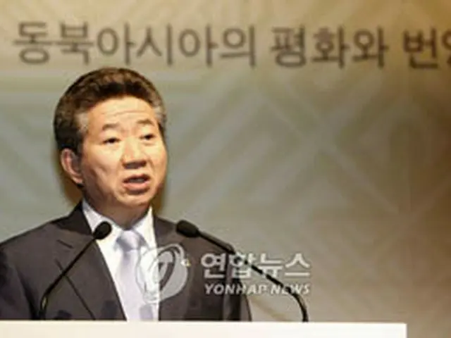 基調演説を行う盧武鉉大統領＝22日、済州（聯合）