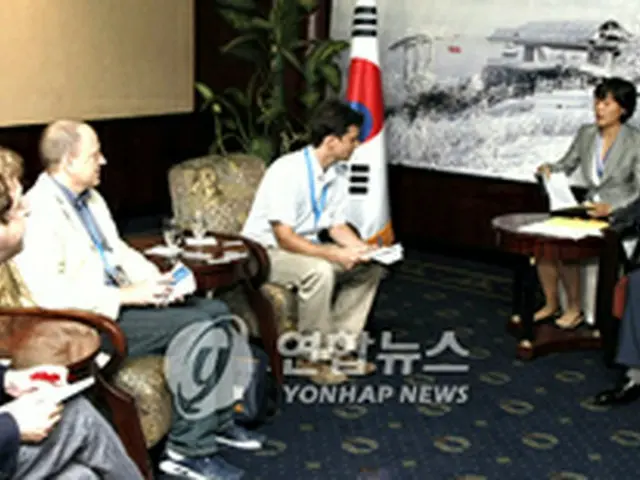 主要外信とのインタビューに応じる盧武鉉大統領＝1日、グアテマラ（聯合）