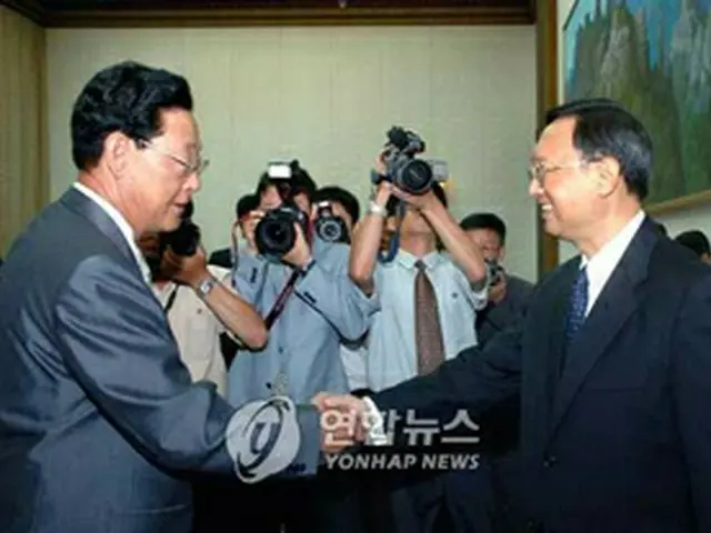万寿台議事堂で金英逸首相（左）と会談した楊潔チ外相（朝鮮中央通信）＝3日、ソウル（聯合）