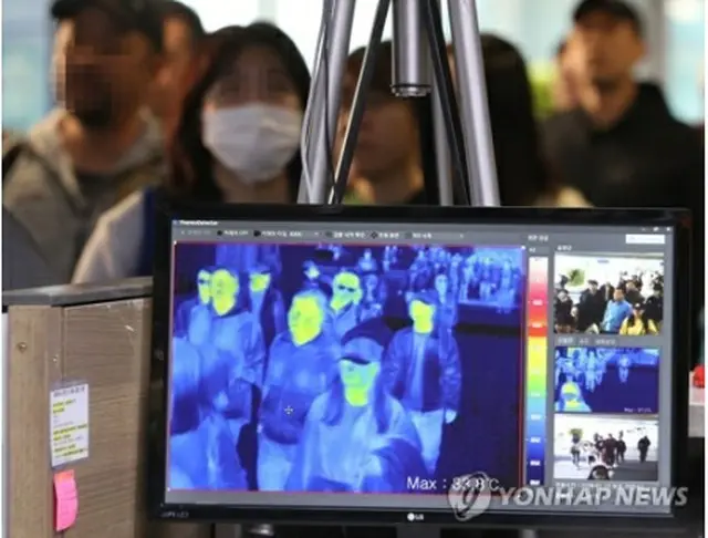 中国の湖北省武漢市で原因不明のウイルス性肺炎の発症者が増えている問題で、仁川国際空港では乗客に対し、サーモグラフィーによる体温の確認を実施している＝（聯合ニュース）