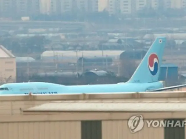 ソウルの金浦国際空港に到着したチャーター機が滑走路を進んでいる=31日、ソウル（聯合ニュース）