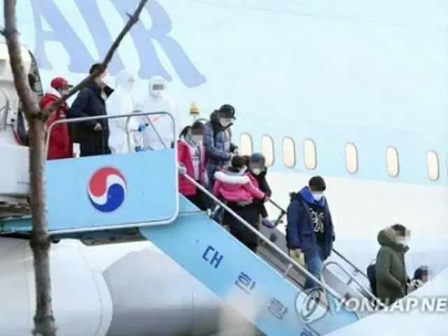 武漢からチャーター機で帰国した人々＝３１日、ソウル（聯合ニュース）