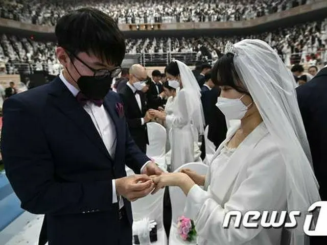 統一教会、合同結婚式も”マスク姿”で＝新型コロナウイルス感染拡大を懸念（画像:news1）