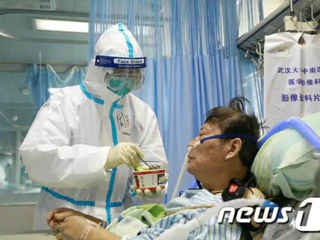 中国武漢の病院で感染症患者が食事をしている（提供:news1）