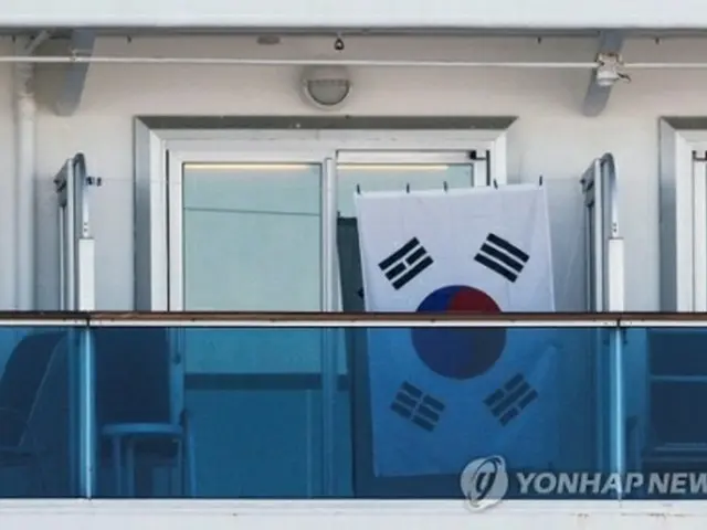 ダイヤモンド・プリンセスの客室に掲げられている韓国の国旗「太極旗」＝（ロイター＝聯合ニュース）