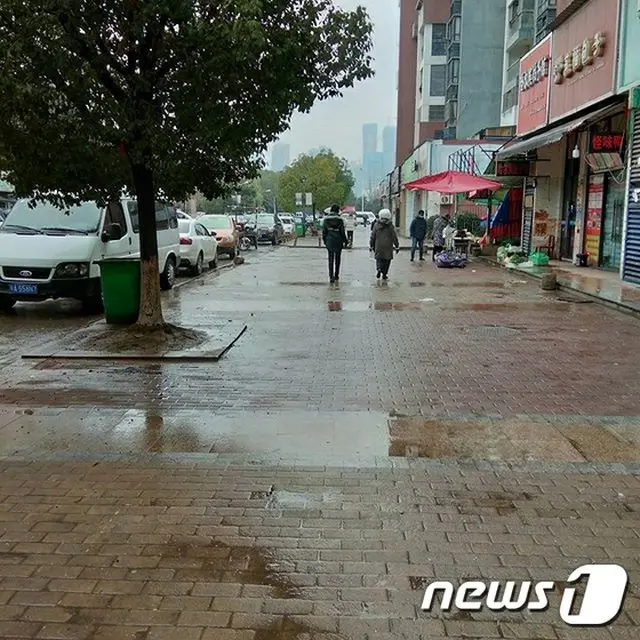 去る26日、新型コロナウイルスのために封鎖された中国武漢市の通りを歩いている市民（提供:news1）