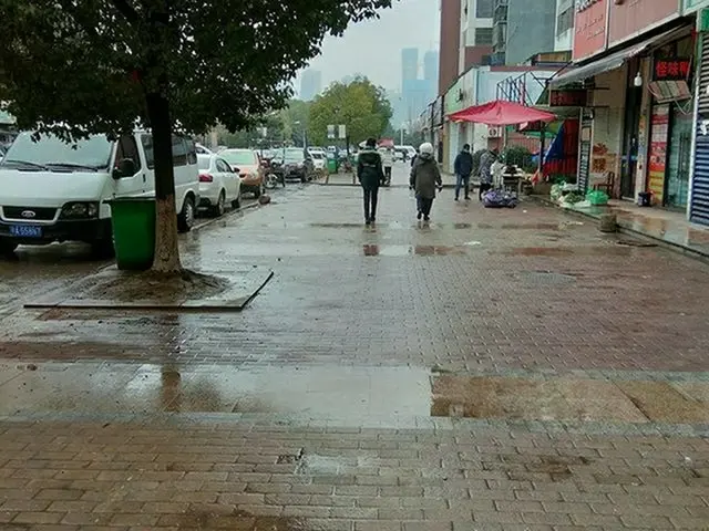 去る26日、新型コロナウイルスのために封鎖された中国武漢市の通りを歩いている市民（提供:news1）