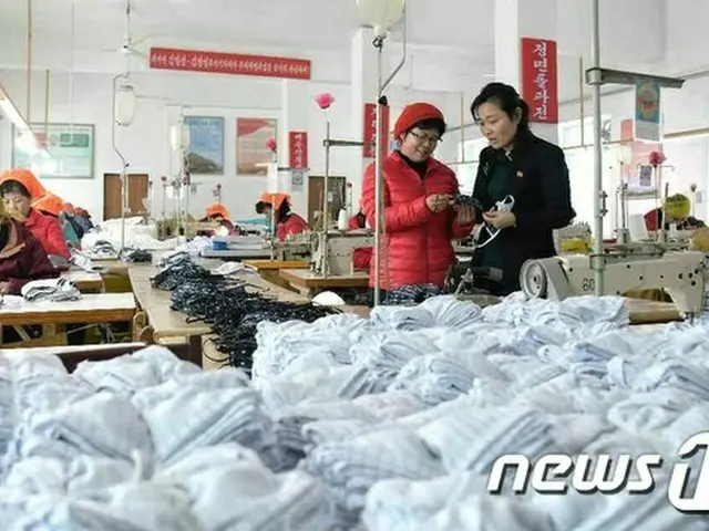 北朝鮮の被服工場でマスクなどを作っている労働者たち（提供:news1）