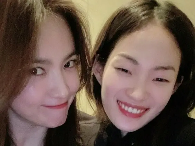 韓国女優ソン・ヘギョとモデルのシン・ヒョンジが、美しすぎる2ショットを公開して話題になっている。（画像提供:OSEN）