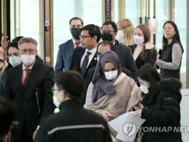 駐韓外交団を対象に、韓国政府の新型コロナウイルスへの対応に関する説明会がソウルの外交部庁舎で行われた＝２５日、ソウル（聯合ニュース）