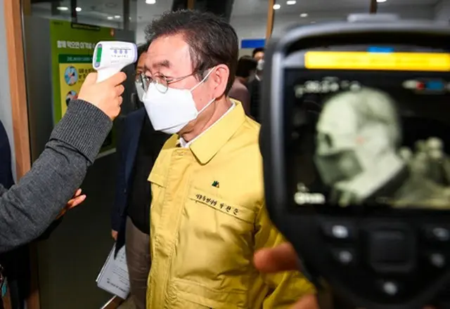 体温の測定するソウル市長パク・ウォンスン（朴元淳）氏の写真が韓国で話題である。