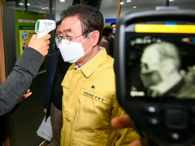 体温の測定するソウル市長パク・ウォンスン（朴元淳）氏の写真が韓国で話題である。