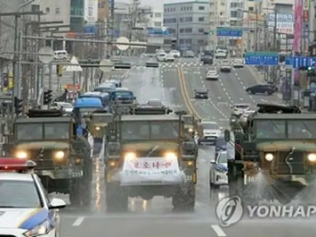 大邱市内で軍の車両による消毒作業が行われている＝２９日、大邱（聯合ニュース）