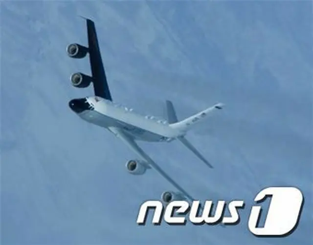 弾道ミサイルの探知と追跡に特化したアメリカ空軍偵察機RC-135Sコブラボールが28日、日本に到着した（提供:news1）