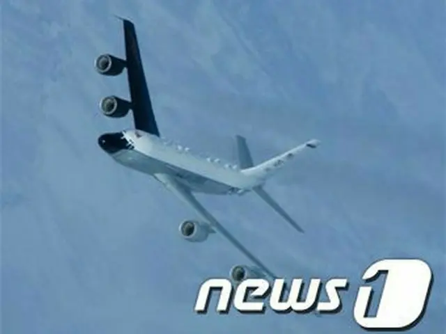 弾道ミサイルの探知と追跡に特化したアメリカ空軍偵察機RC-135Sコブラボールが28日、日本に到着した（提供:news1）