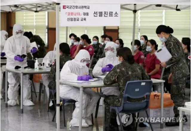 新型コロナウイルスに関する教育を受ける韓国軍の軍人（資料写真）＝（聯合ニュース）