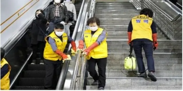 防疫作業が行われているソウル市内の地下鉄駅（資料写真）＝（聯合ニュース）