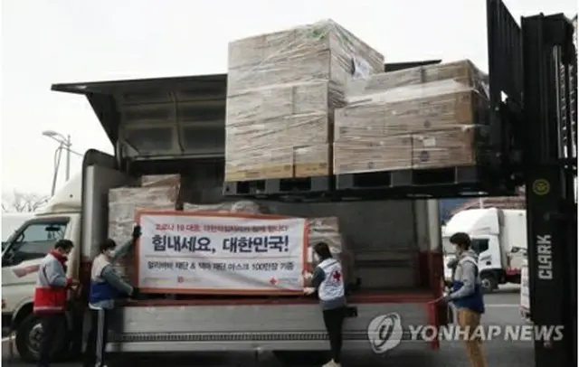 １２日、韓国・仁川市の物流倉庫で中国ネット通販最大手、アリババ集団の創業者の馬雲（ジャック・マー）氏が韓国に寄贈したマスク１００万枚がトラックに積み込まれている＝（聯合ニュース）