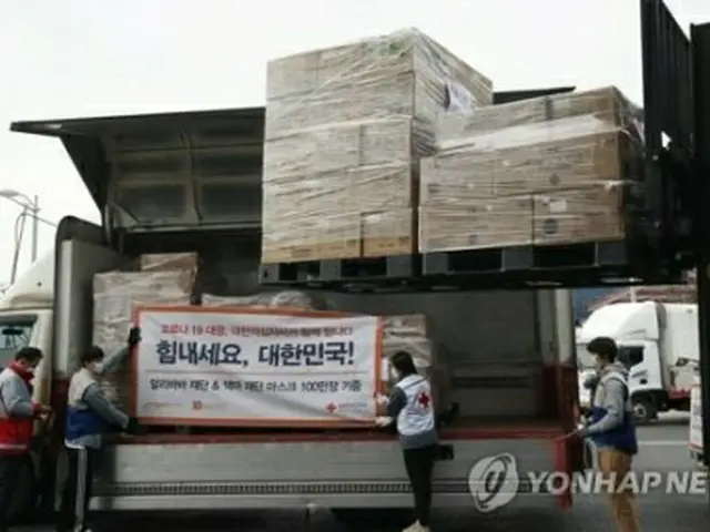 １２日、韓国・仁川市の物流倉庫で中国ネット通販最大手、アリババ集団の創業者の馬雲（ジャック・マー）氏が韓国に寄贈したマスク１００万枚がトラックに積み込まれている＝（聯合ニュース）