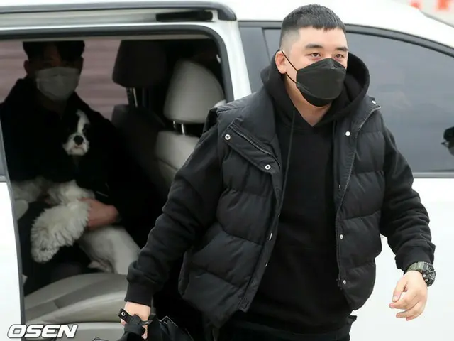 V.I（元BIGBANG）の入隊日、車内にいた女性と犬がネット上で話題に（画像提供:OSEN）