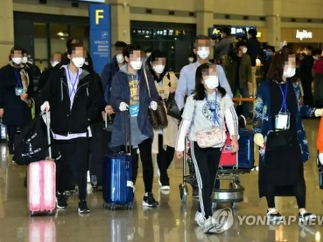 イランを出国した韓国人とその家族など８０人が１９日午後、仁川国際空港に到着した＝１９日、仁川（聯合ニュース）
