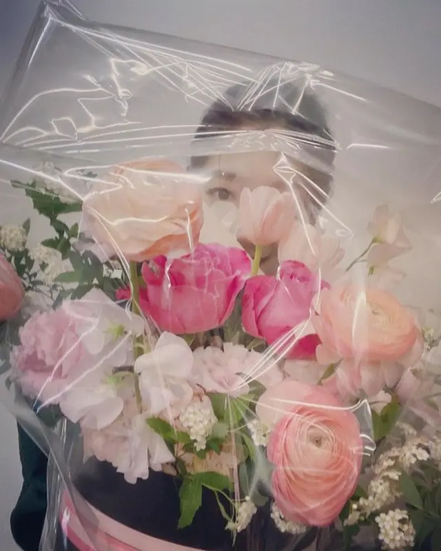 韓国女優パク・シネが、“花より美しい”写真を公開して話題になっている。（画像提供:OSEN）