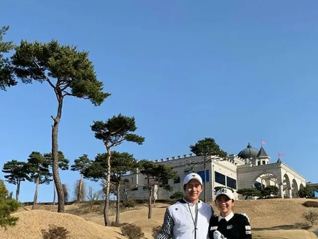 韓国俳優イ・ワンと妻でプロゴルファーのイ・ボミの幸せなデートの様子が公開されて話題になっている。（画像提供:OSEN）