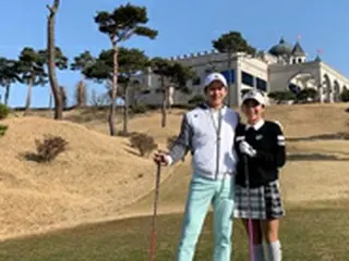 【トピック】俳優イ・ワン＆プロゴルファーのイ・ボミ夫妻の幸せなゴルフ場デート写真が話題