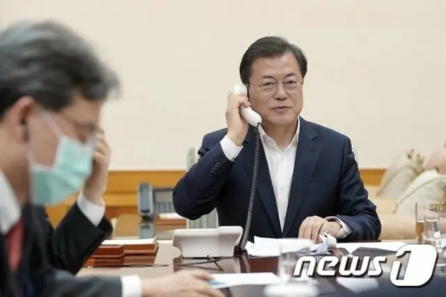 韓国の文在寅大統領は24日トランプ米国大統領と電話会談をもち、新型コロナウイルス感染症事態に対する米韓両国間の協力方案について話し合った（提供:news1）