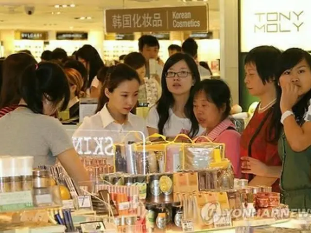 韓国化粧品の売り場を訪れた中国人観光客（資料写真）＝（聯合ニュース）