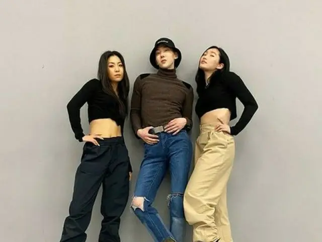 韓国ボーイズグループ「2AM」メンバーのチョ・グォンが、ダンサーたちと共に妖艶な魅力あふれる写真を公開して話題になっている。（画像提供:OSEN）