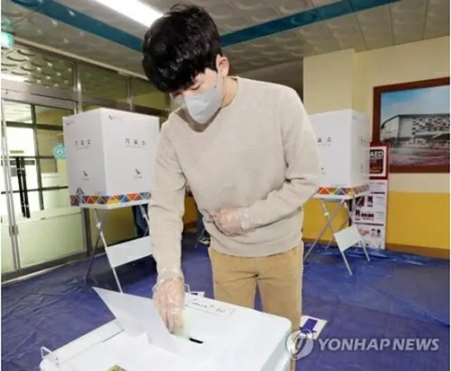 投票する高校3年生の若者＝15日、清州（聯合ニュース）