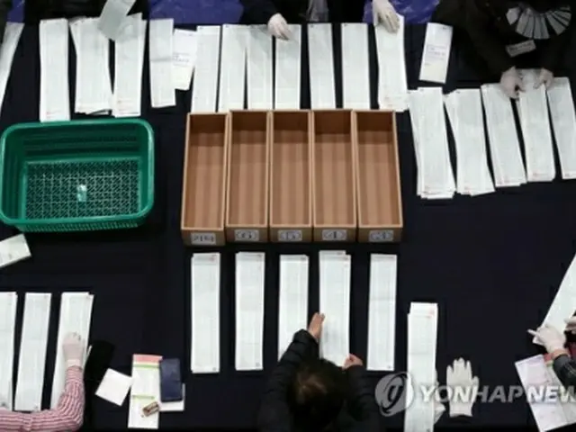 ソウル市内の開票所で行われた比例の開票作業＝１５日、ソウル（聯合ニュース）