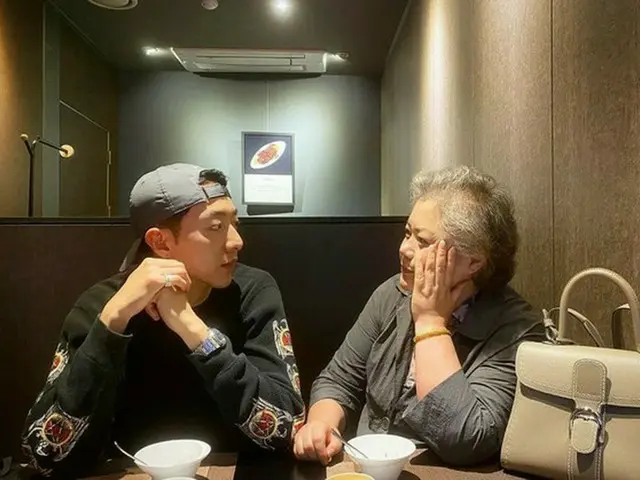 韓国バンド「CNBLUE」メンバーのイ・ジョンシンが、母親とのほほえましいツーショットを公開して話題になっている。（画像提供:OSEN）