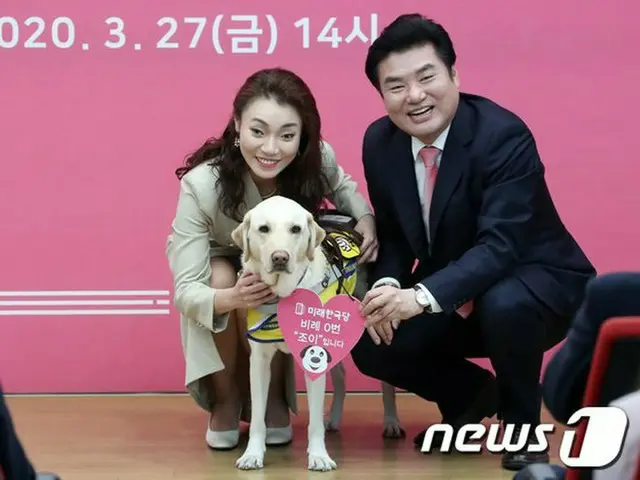 視覚障害をもつ韓国の未来韓国党のキム・イェジ当選者と盲導犬“ジョイ”（提供:news1）