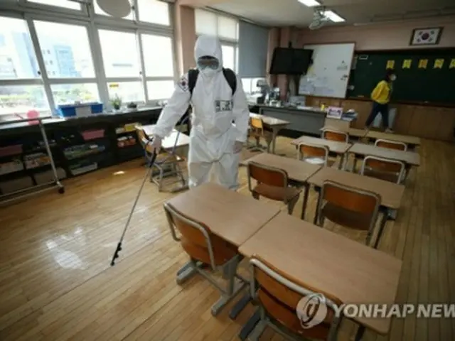 教室の消毒の様子（資料写真）＝（聯合ニュース）