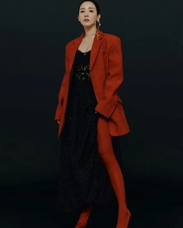 DARA（元2NE1）、グラビアの一部を公開…赤と黒の着こなし術を発散しカリスマ健在をアピール（提供:news1）
