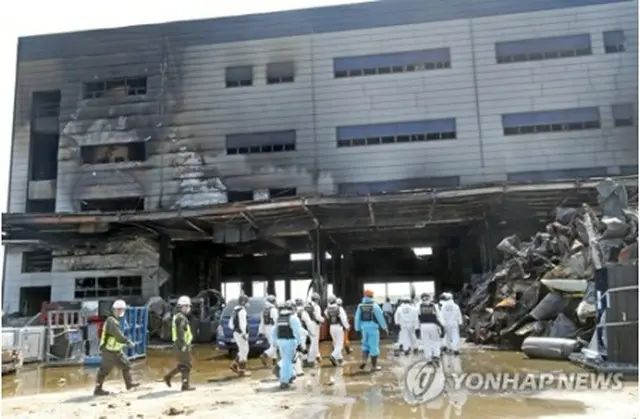 火災で38人の死者が出た利川の物流倉庫＝30日、利川（聯合ニュース）