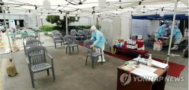 ソウル市内の保健所に設置されたウイルス検査を行う診療所で、関係者が椅子を消毒している（資料写真）＝（聯合ニュース）