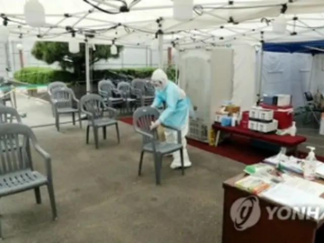ソウル市内の保健所に設置されたウイルス検査を行う診療所で、関係者が椅子を消毒している（資料写真）＝（聯合ニュース）