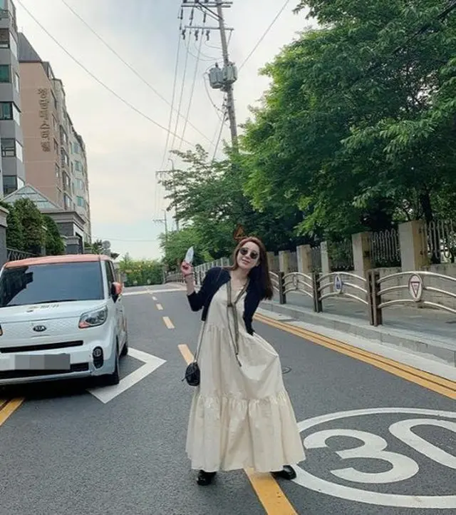 歌手ソ・イニョン、”スクールゾーン”車道ど真ん中で写真撮影し物議… 事務所が公式謝罪（画像:OSEN）